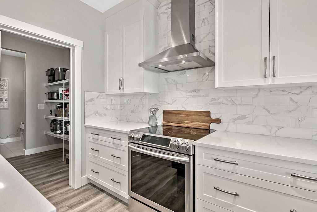 75 Sundown Way, Cochrane, AB - Indoor Photo Showing Kitchen