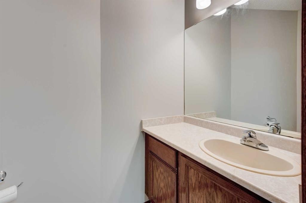 260 Hawkwood Boulevard Nw, Calgary, AB - Indoor Photo Showing Bathroom