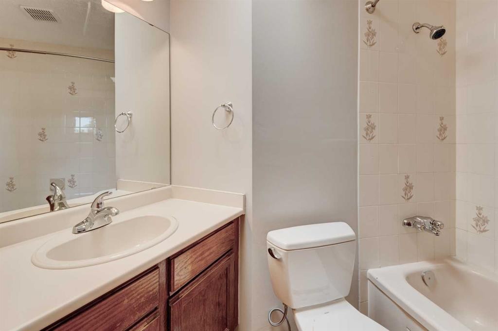260 Hawkwood Boulevard Nw, Calgary, AB - Indoor Photo Showing Bathroom