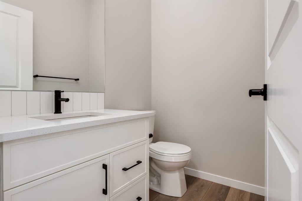26 Alpine Gardens Sw, Calgary, AB - Indoor Photo Showing Bathroom