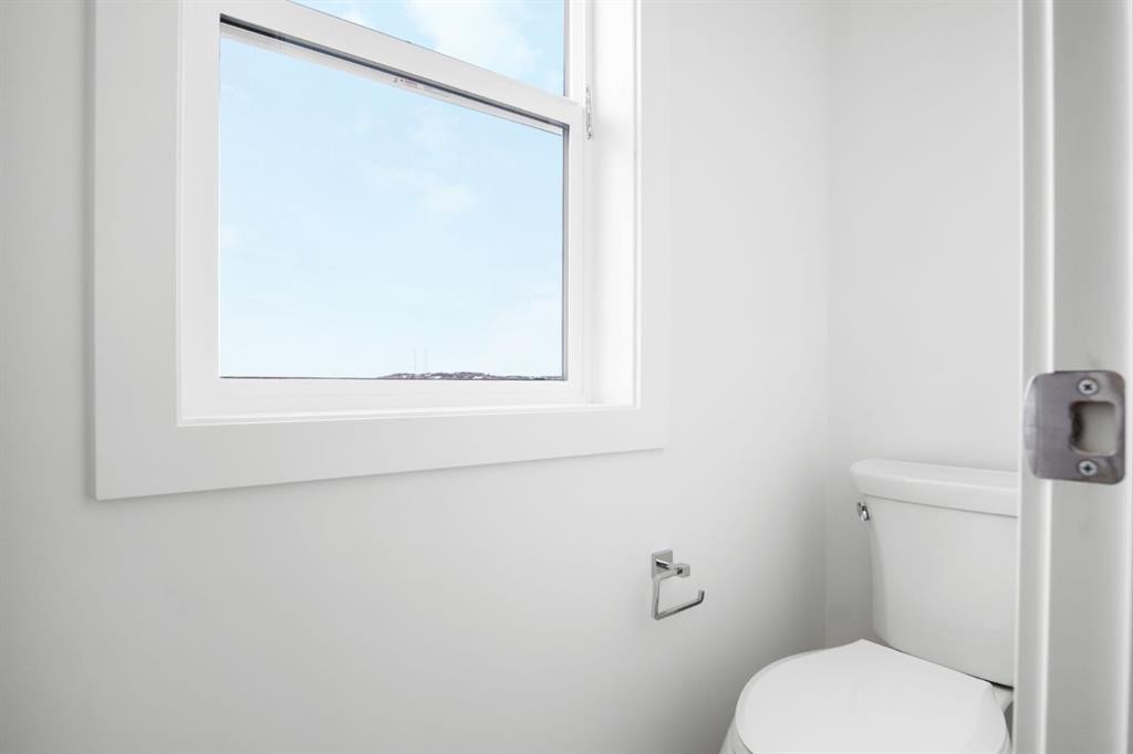 277 Dawson Way, Chestermere, AB - Indoor Photo Showing Bathroom