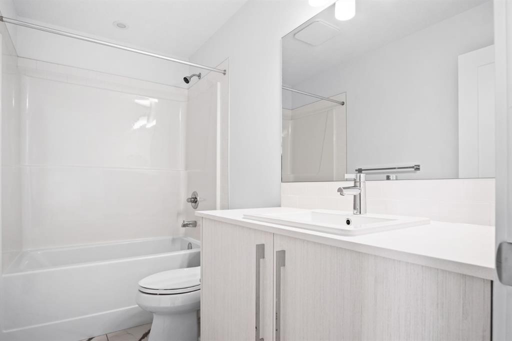 277 Dawson Way, Chestermere, AB - Indoor Photo Showing Bathroom