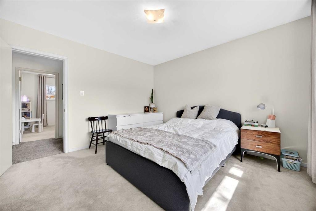 1232 40 Avenue Nw, Calgary, AB - Indoor Photo Showing Bedroom