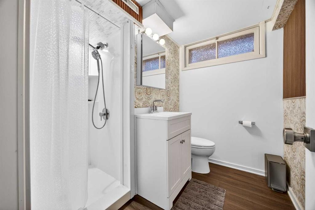 1232 40 Avenue Nw, Calgary, AB - Indoor Photo Showing Bathroom
