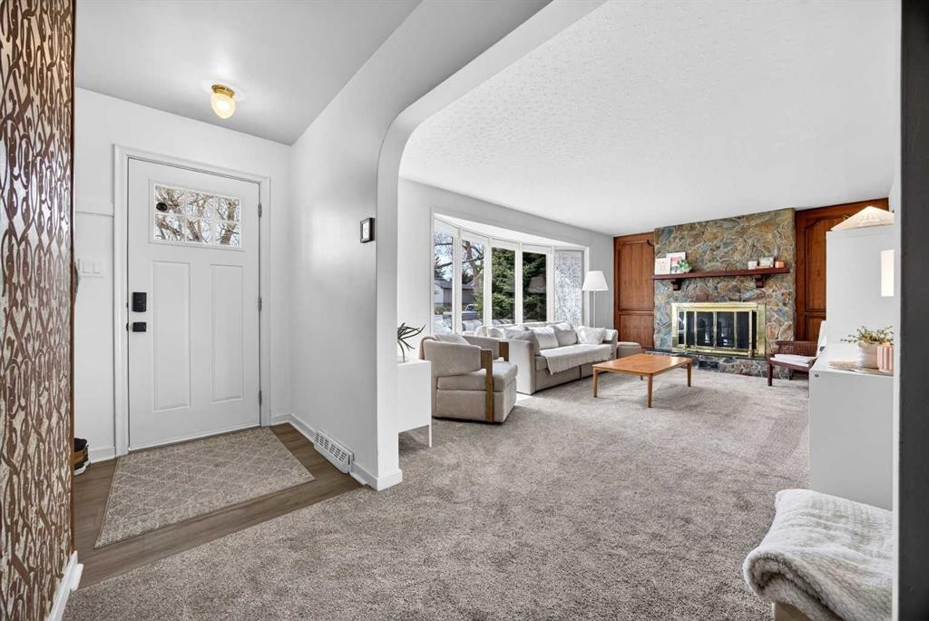 1232 40 Avenue Nw, Calgary, AB - Indoor With Fireplace