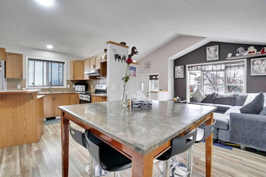 4 Martin Crossing Bay Ne, Calgary, AB - Indoor Photo Showing Kitchen