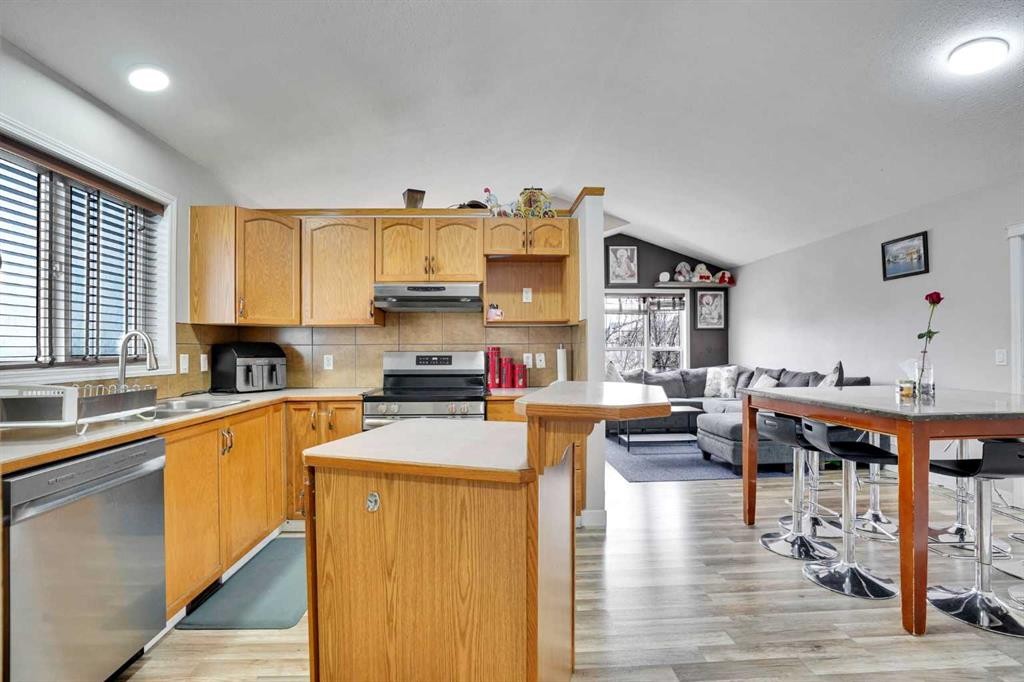 4 Martin Crossing Bay Ne, Calgary, AB - Indoor Photo Showing Kitchen