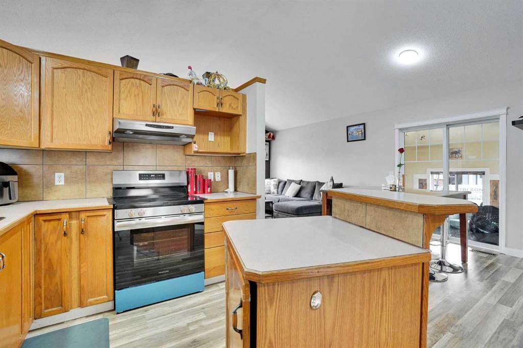 4 Martin Crossing Bay Ne, Calgary, AB - Indoor Photo Showing Kitchen