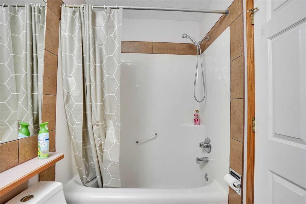 4 Martin Crossing Bay Ne, Calgary, AB - Indoor Photo Showing Bathroom