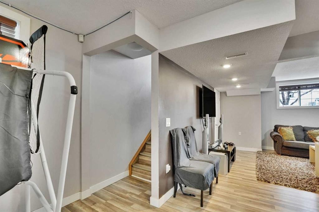 4 Martin Crossing Bay Ne, Calgary, AB - Indoor