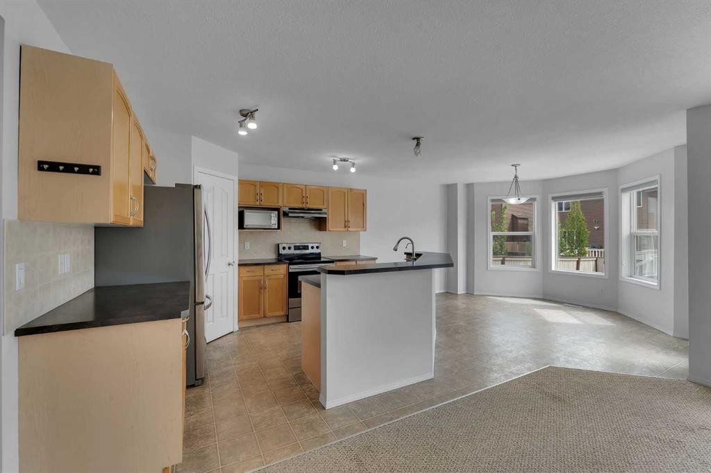 33 Saddlecrest Crescent Ne, Calgary, AB - Indoor Photo Showing Kitchen
