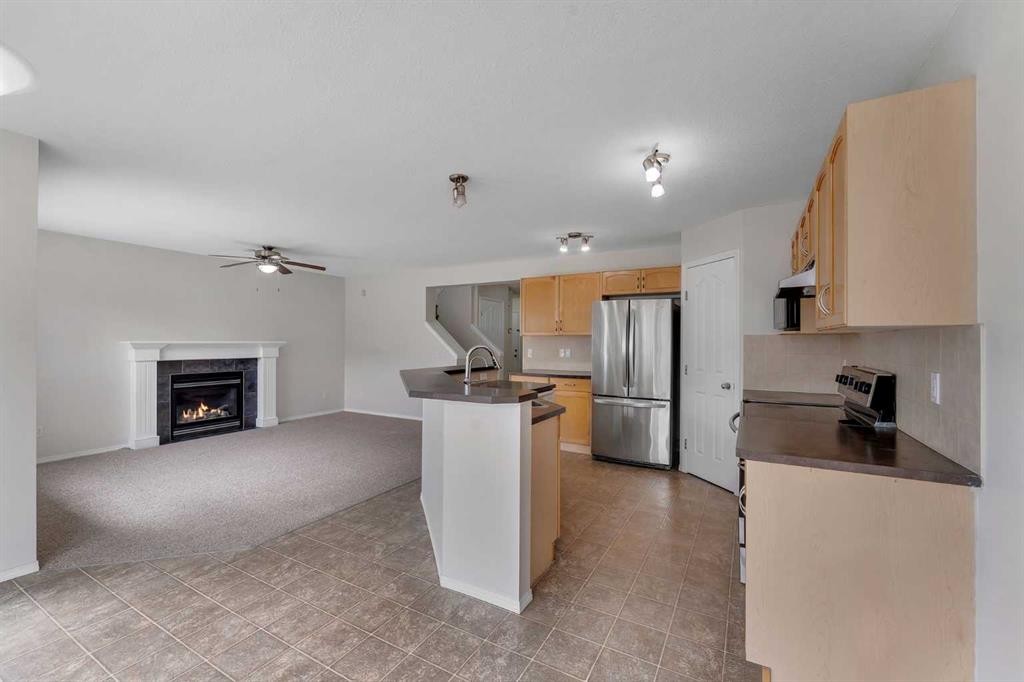33 Saddlecrest Crescent Ne, Calgary, AB - Indoor Photo Showing Kitchen
