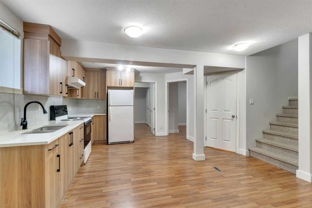 33 Saddlecrest Crescent Ne, Calgary, AB - Indoor Photo Showing Kitchen
