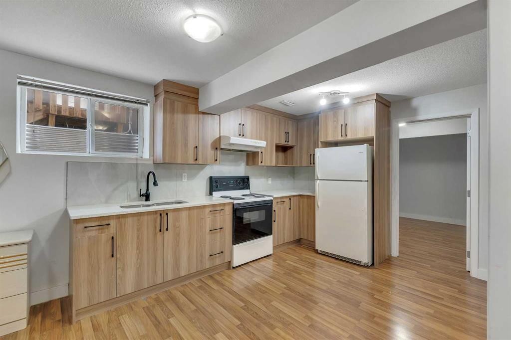33 Saddlecrest Crescent Ne, Calgary, AB - Indoor Photo Showing Kitchen