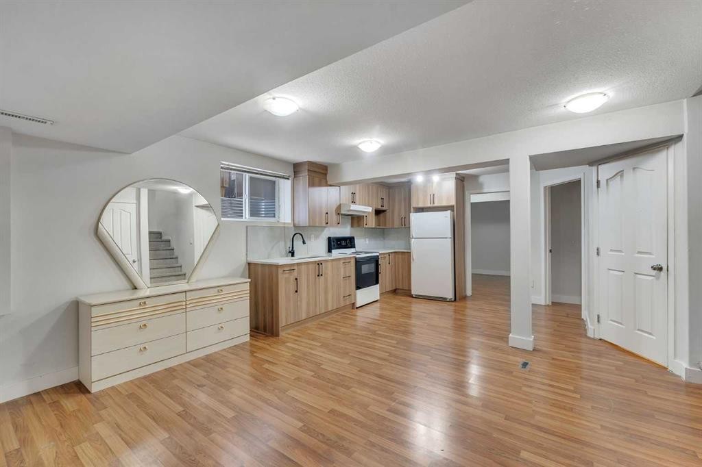 33 Saddlecrest Crescent Ne, Calgary, AB - Indoor Photo Showing Kitchen