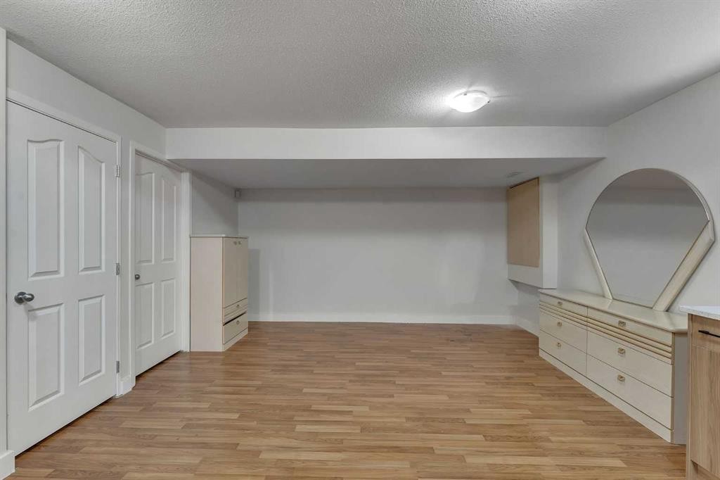 33 Saddlecrest Crescent Ne, Calgary, AB - Indoor Photo Showing Other Room