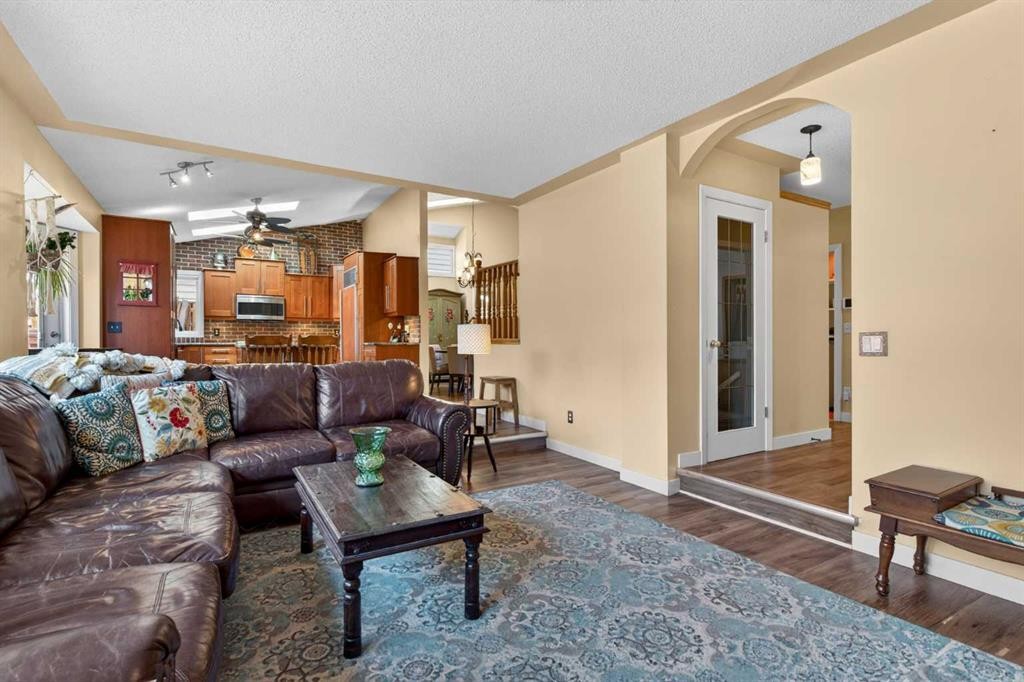 1486 Sunwood Road Se, Calgary, AB - Indoor Photo Showing Living Room