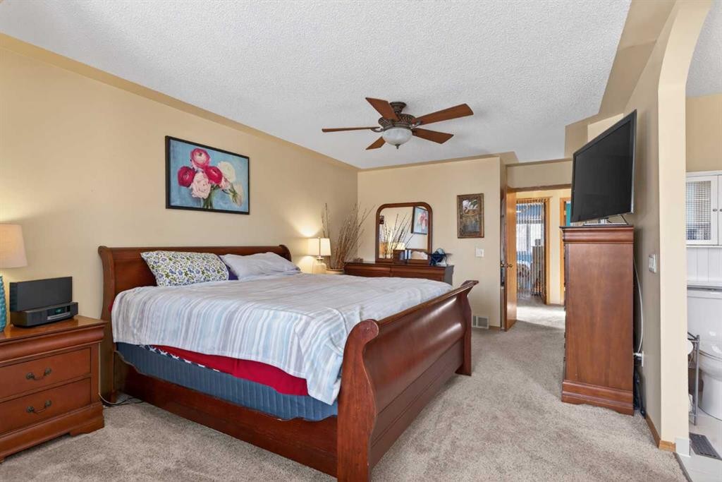1486 Sunwood Road Se, Calgary, AB - Indoor Photo Showing Bedroom