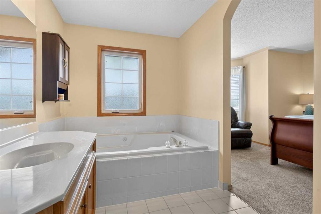 1486 Sunwood Road Se, Calgary, AB - Indoor Photo Showing Bathroom