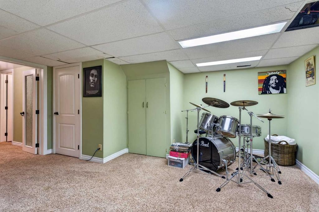 1486 Sunwood Road Se, Calgary, AB - Indoor Photo Showing Other Room