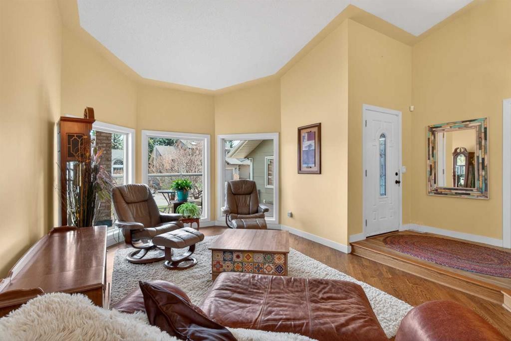 1486 Sunwood Road Se, Calgary, AB - Indoor Photo Showing Living Room