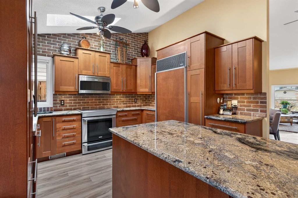 1486 Sunwood Road Se, Calgary, AB - Indoor Photo Showing Kitchen With Upgraded Kitchen