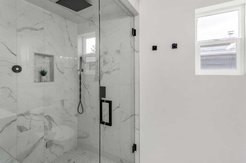 59 Rivercroft Close Se, Calgary, AB - Indoor Photo Showing Bathroom