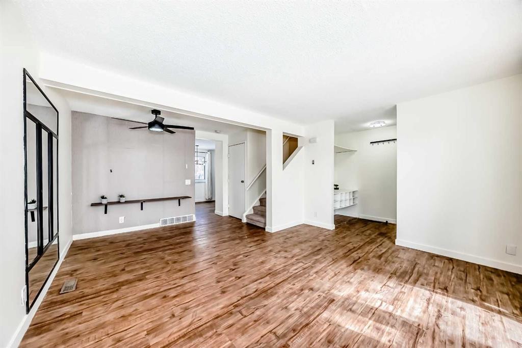 25 Erin Ridge Road Se, Calgary, AB - Indoor Photo Showing Other Room