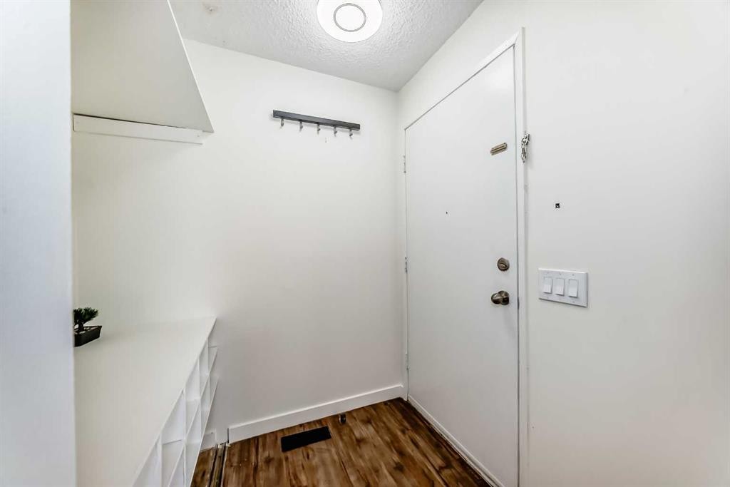 25 Erin Ridge Road Se, Calgary, AB - Indoor Photo Showing Other Room