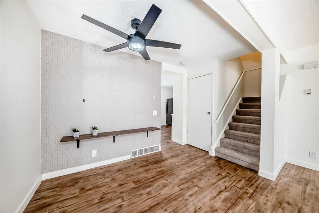 25 Erin Ridge Road Se, Calgary, AB - Indoor Photo Showing Other Room