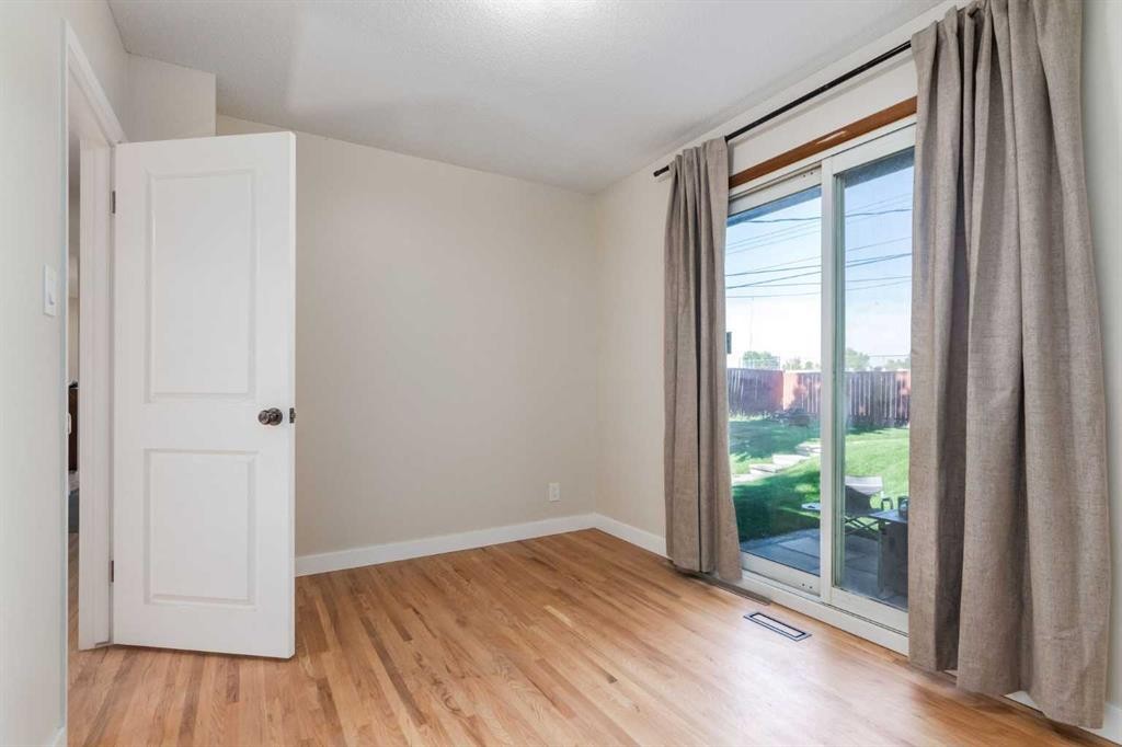 840 Raynard Crescent Se, Calgary, AB - Indoor Photo Showing Other Room