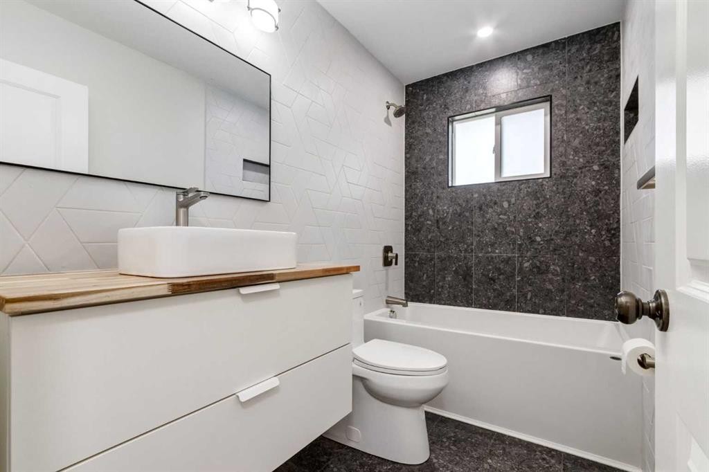 840 Raynard Crescent Se, Calgary, AB - Indoor Photo Showing Bathroom