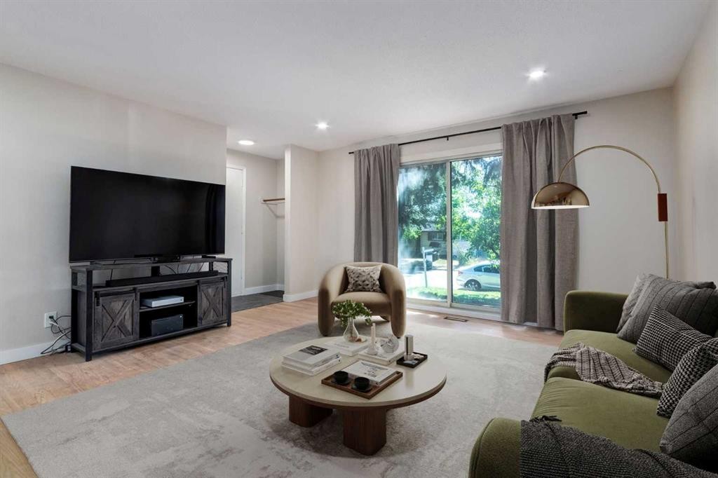 840 Raynard Crescent Se, Calgary, AB - Indoor Photo Showing Living Room