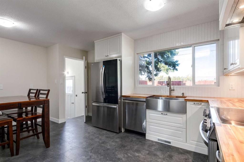 840 Raynard Crescent Se, Calgary, AB - Indoor