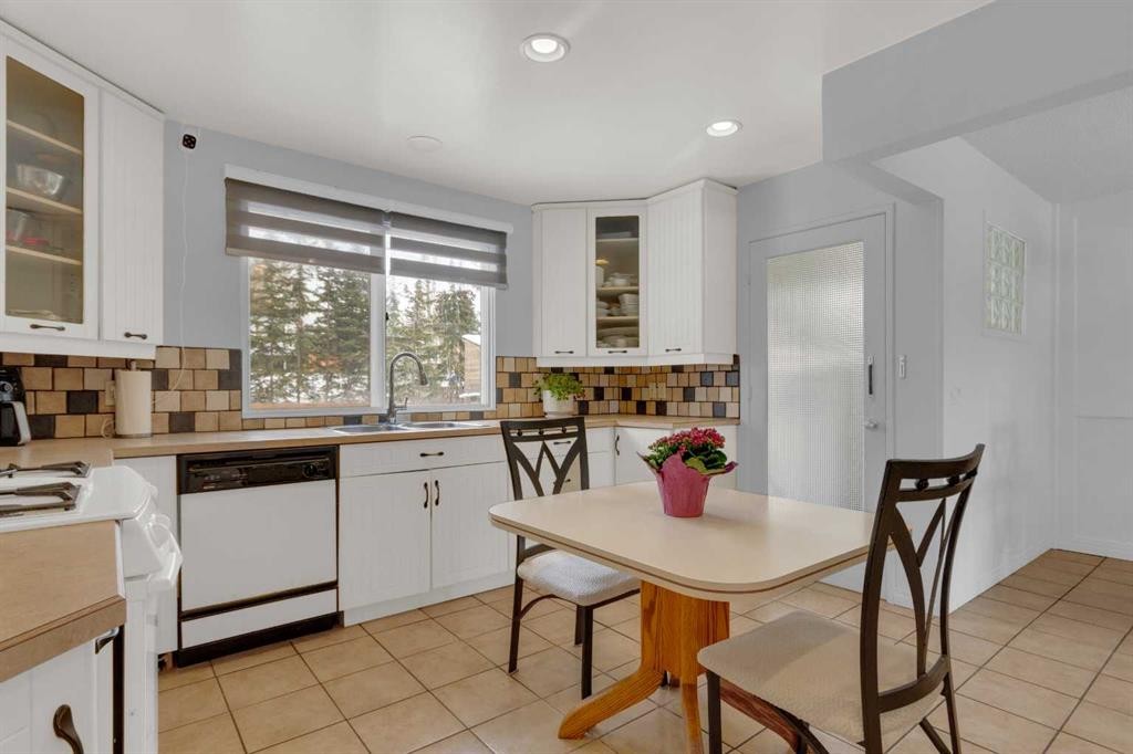 60 Dalhurst Way Nw, Calgary, AB - Indoor