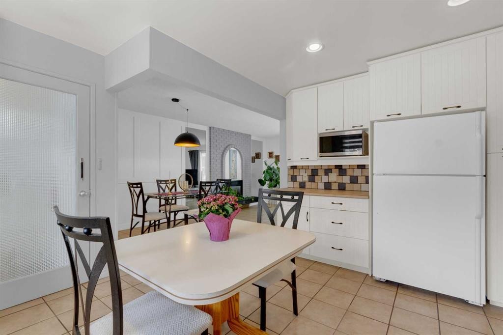 60 Dalhurst Way Nw, Calgary, AB - Indoor Photo Showing Dining Room