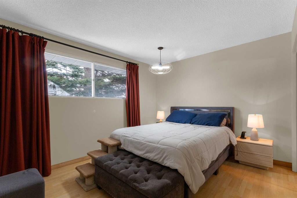 60 Dalhurst Way Nw, Calgary, AB - Indoor Photo Showing Bedroom
