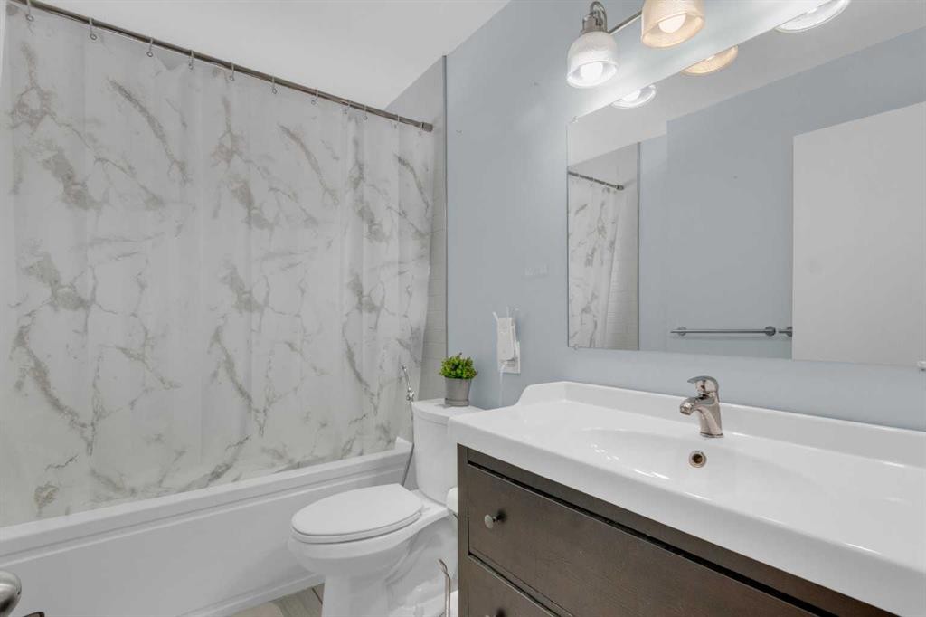 60 Dalhurst Way Nw, Calgary, AB - Indoor Photo Showing Bathroom