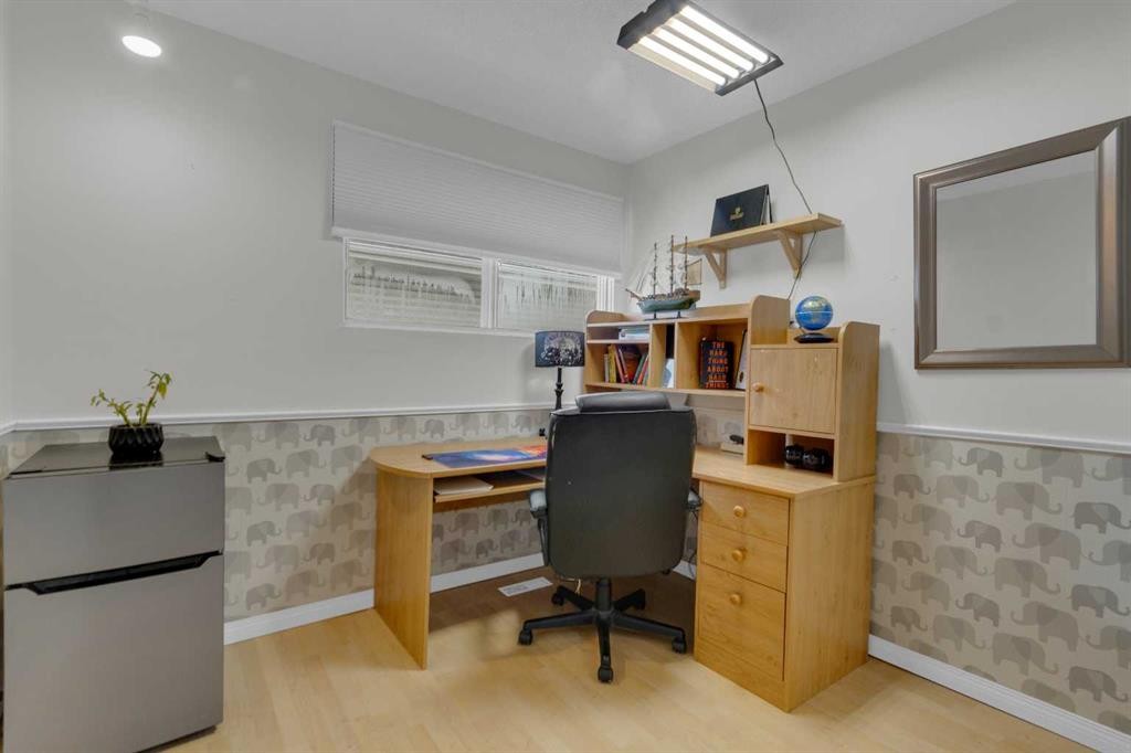 60 Dalhurst Way Nw, Calgary, AB - Indoor Photo Showing Other Room