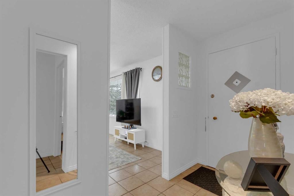 60 Dalhurst Way Nw, Calgary, AB - Indoor Photo Showing Other Room