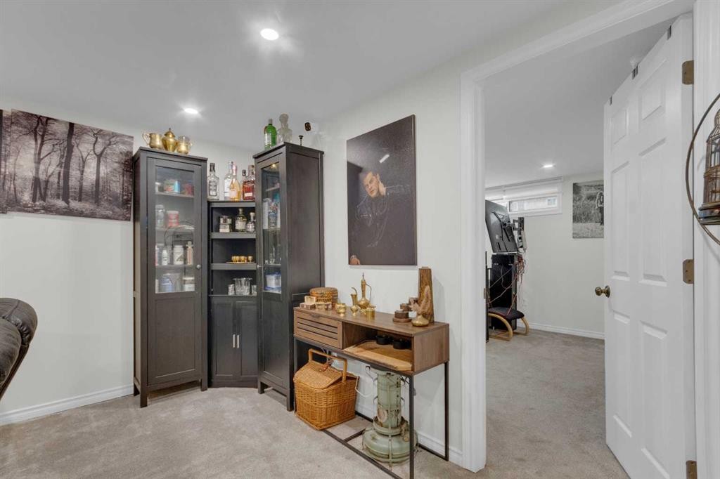 60 Dalhurst Way Nw, Calgary, AB - Indoor Photo Showing Other Room