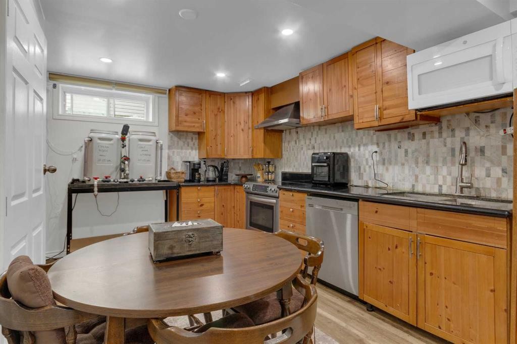 60 Dalhurst Way Nw, Calgary, AB - Indoor Photo Showing Kitchen