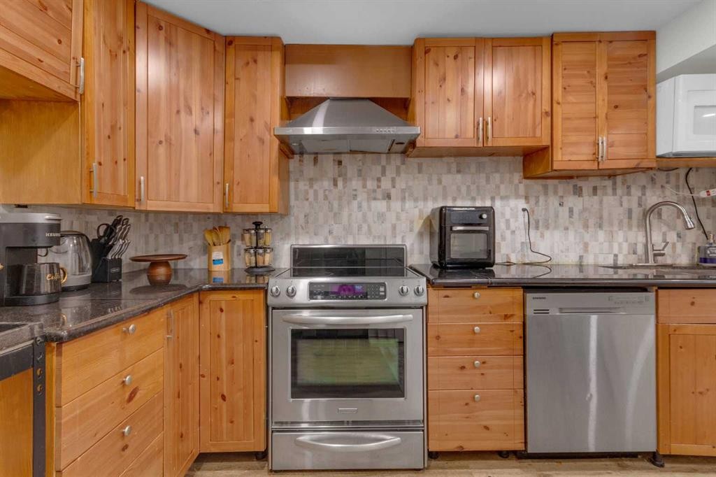 60 Dalhurst Way Nw, Calgary, AB - Indoor Photo Showing Kitchen