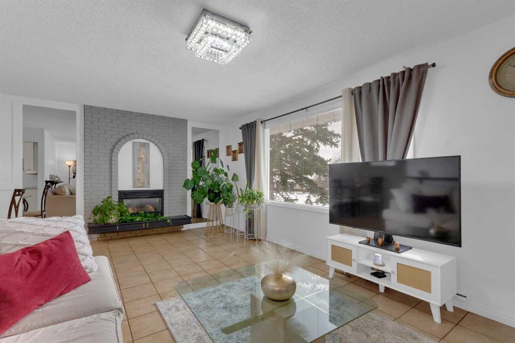 60 Dalhurst Way Nw, Calgary, AB - Indoor Photo Showing Living Room