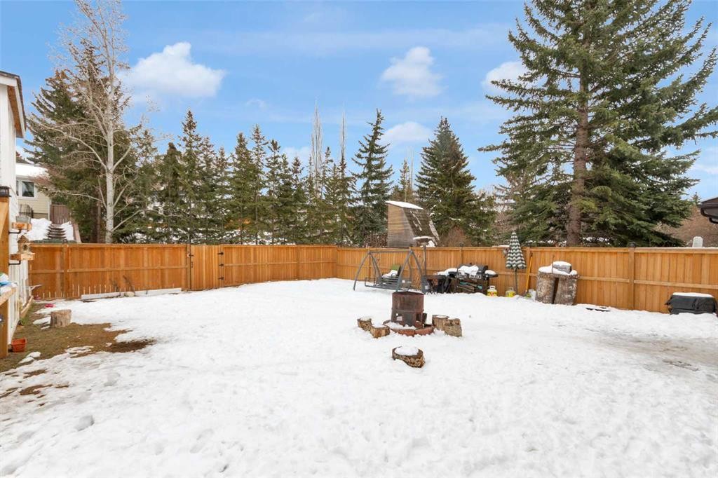 60 Dalhurst Way Nw, Calgary, AB - Outdoor With Backyard