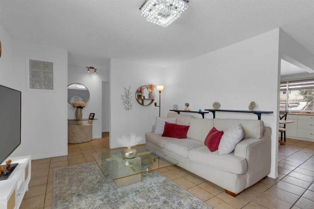 60 Dalhurst Way Nw, Calgary, AB - Indoor Photo Showing Living Room