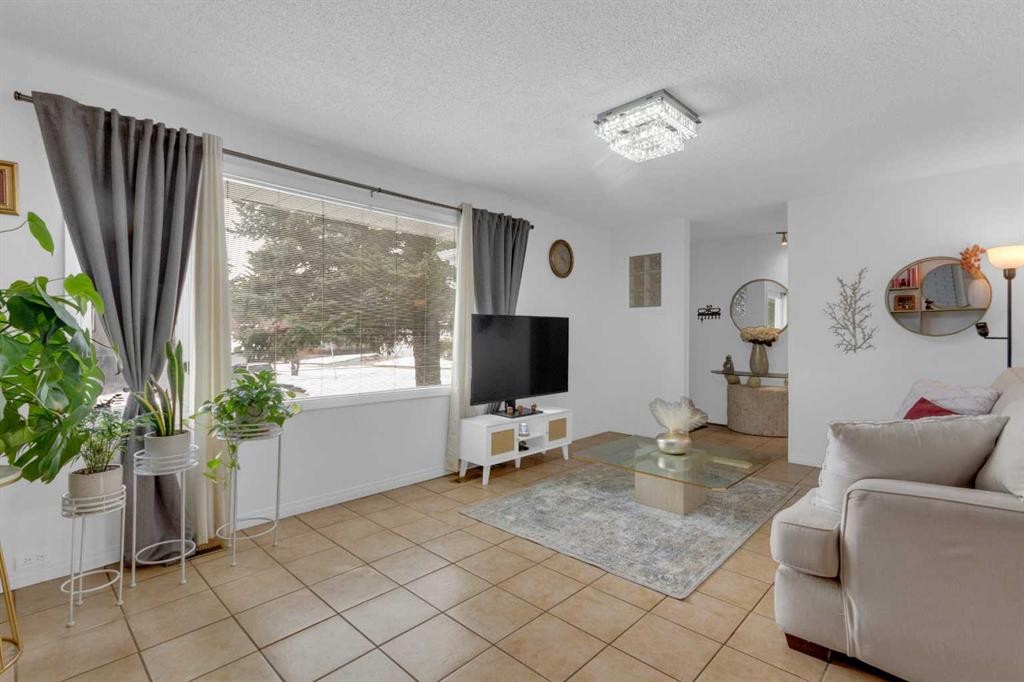 60 Dalhurst Way Nw, Calgary, AB - Indoor Photo Showing Living Room