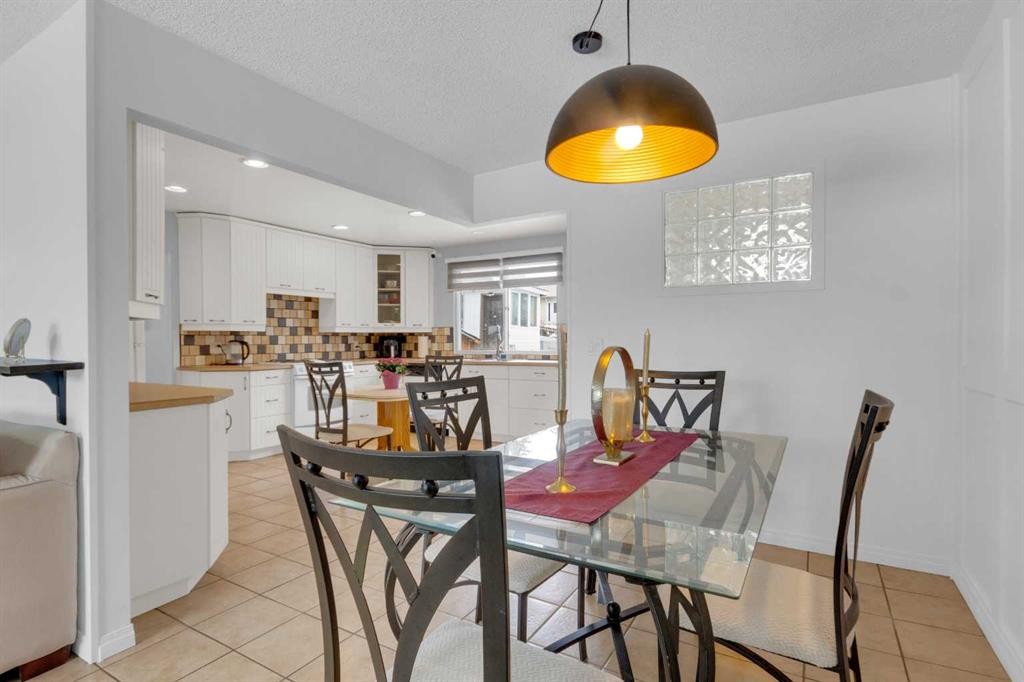 60 Dalhurst Way Nw, Calgary, AB - Indoor Photo Showing Dining Room