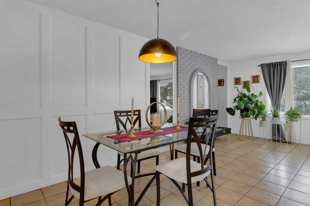 60 Dalhurst Way Nw, Calgary, AB - Indoor Photo Showing Dining Room
