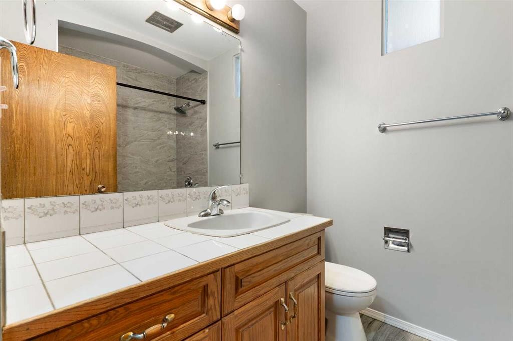 3228 Breen Crescent Nw, Calgary, AB - Indoor Photo Showing Bathroom